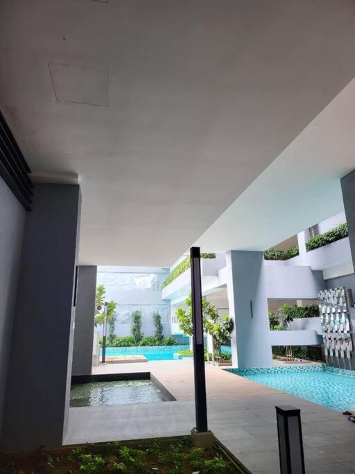 Neu Ampang, Lrt Jelatek, Gleneagles Hospital